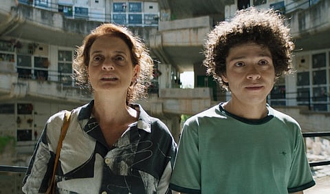 Denise Fraga e João Nunes Monteiro em cena de 'Sonhar com Leões'