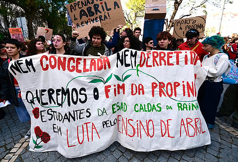 Estudantes universitários em protestos por mais verbas para o Ensino Superior.