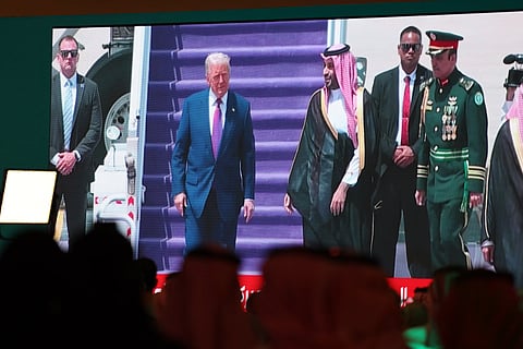 Um ecrã mostra o príncipe herdeiro saudita, Mohammed Bin Salman, a dar as boas-vindas ao presidente dos EUA, Donald Trump, após o desembarque em Riad, durante o Fórum de Investimentos Saudita-EUA, em Riad, Arábia Saudita, em 13 de maio de 2025.
