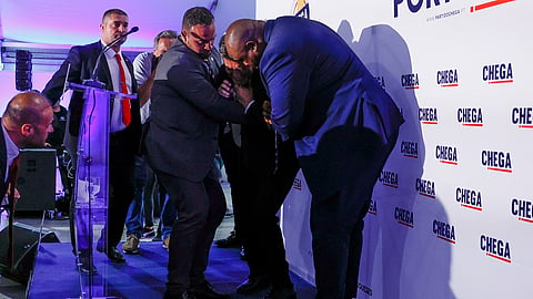 Momento em André Ventura se sente mal durante ação de campanha em Tavira