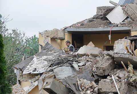 Rasto de destruição numa localidade perto de Kiev após ataque russo
