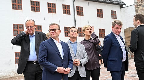 Friedrich Merz (à esquerda) juntou-se à reunião informal dos países nórdicos em Turku. À sua frente, o finlandês Petteri Orpo e, a seu lado, o sueco Ulf Kristersson, a islandesa Kristrun Frostadottir e o faroense Aksel Johannesen.