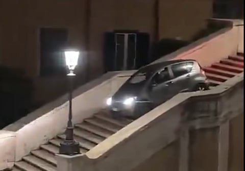Idoso desce escadaria da Praça de Espanha, em Roma, de carro. Fica preso e é preciso grua para tirar viatura