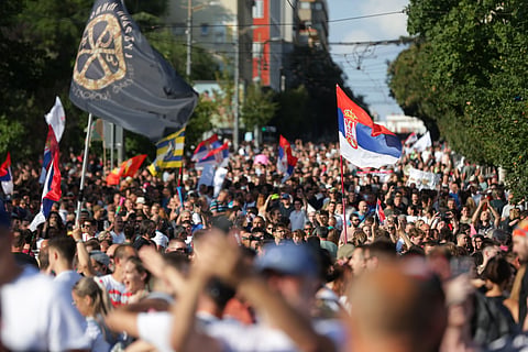 Mais de 100 mil pessoas saíram à rua, em Belgrado, no sábado exigindo uma mudança no poder político da Sérvia.