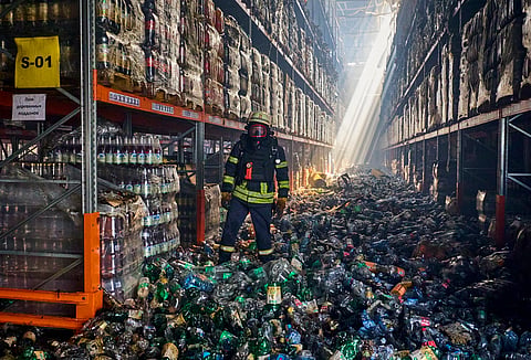 Bombeiro numa fábrica nos arredores de Kharkiv atingida num ataque russo. Houve um morto.