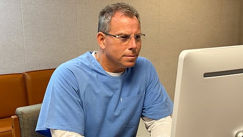 Erik Menendez durante a audiência por videoconferência.