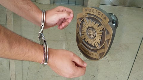 Motorista de colégio detido por crime sexual de criança