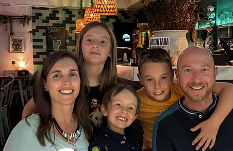 Joana Gonçalves e os três filhos: os dois mais novos estão no pré-escolar e 1.º ciclo e a filha o 2.º ciclo. Por isso reconhece que é difícil conseguir que “as crianças mais pequenas vão para a escola com entusiasmo” quando a irmã está de férias.