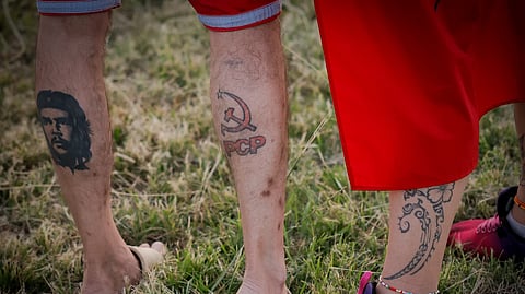É habitual ver na Festa do Avante! t-shirts com símbolos associados ao PCP, como Che Guevara ou uma foice cruzada com um martelo, mas há quem celebre o partido de forma mais permanente, com tatuagens.