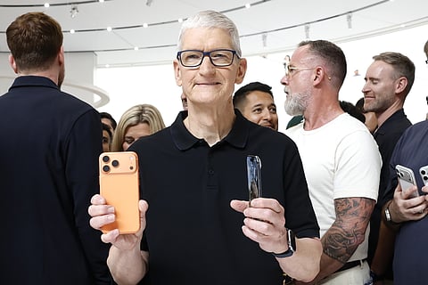 O CEO da Apple, Tim Cook, na apresentação aos jornalistas, com o novo iPhone 17.