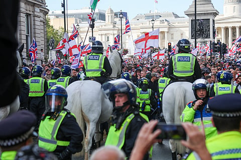 Policia a separar as duas manifestações no centro de Londres.