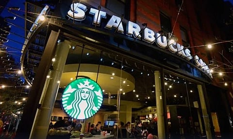 Starbucks vai encerrar lojas e cortar quase mil empregos em reestruturação de mil milhões de dólares