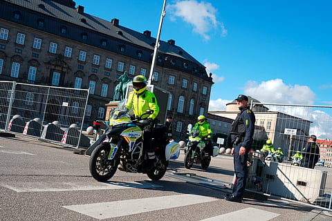 Polícias fazem barreira em frente ao Palácio de Christiansborg, onde vai decorrer o Conselho Europeu.