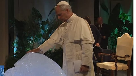 Papa Leão XIV abençoou um bloco de gelo da Gronelândia numa conferência sobre justiça climática