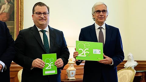 Miranda Sarmento e Aguiar-Branco na entrega da proposta de Orçamento do Estado para 2026