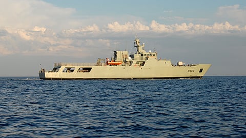 Navio da Marinha faz "disparo inopinado" de munição sem carga e provoca danos noutra embarcação