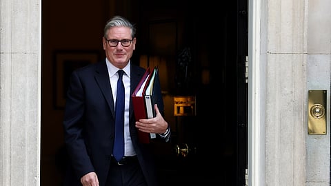 O primeiro-ministro britânico, Keir Starmer, à saúda do número 10 de Downing Street.
