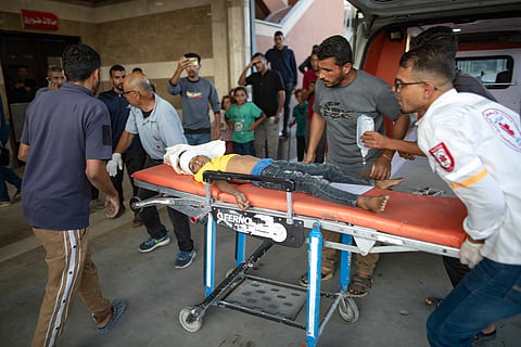 Feridos recebem tratamento no Hospital Nasser, em Khan Younis, após um ataque israelita.