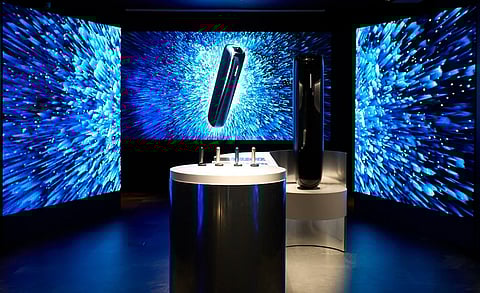 Interior da loja da Ploom no centro de Tóquio (Japão), com o novo dispositivo Ploom Aura em destaque