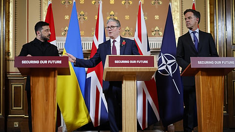 Zelensky com o primeiro-ministro britânico, Keir Starmer, e o secretário-geral da NATO, Mark Rutte, na sexta-feira depois de mais uma reunião da Coligação dos Dispostos.