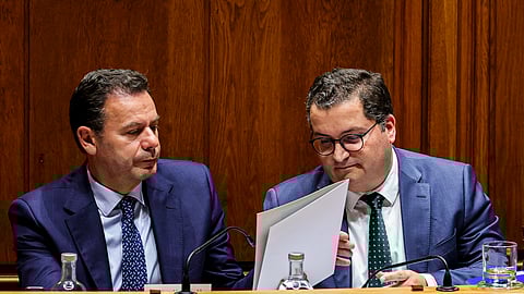 Luís Montenegro, primeiro-ministro, e Joaquim Miranda Sarmento, ministro das Finanças. Parlamento, 28 de outubro de 2025.