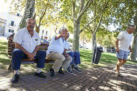 Sobreendividamento entre reformados aumenta: cortam na alimentação e saúde para sobreviver