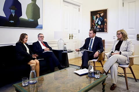 O primeiro-ministro, Luís Montenegro, ladeado pela ministra do Trabalho, Solidariedade e Segurança Social, Maria do Rosário Ramalho, durante a audiência com o secretário-geral da UGT, Mário Mourão, e com a presidente da UGT, Lucinda Dâmaso, no Palácio de São Bento