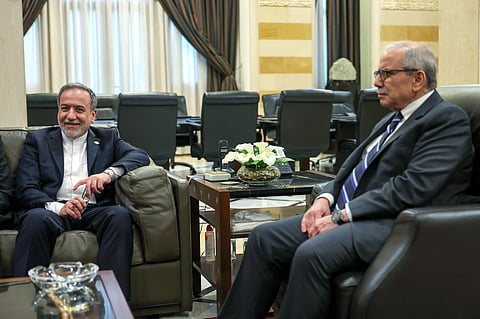 Na semana passada, o primeiro-ministro libanês Salam (direita) advertiu o MNE iraniano Araghchi de que as relações entre os dois países têm de ser baseadas na não interferência.