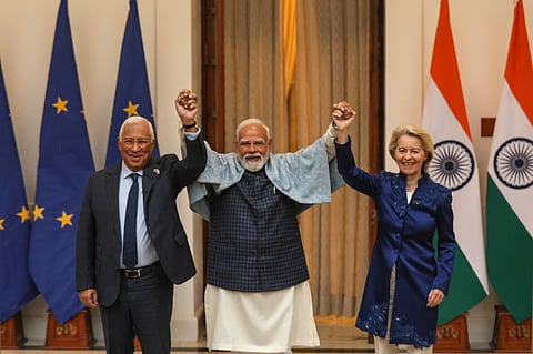 Primeiro-ministro indiano, Narendra Modi, ladeado pelo presidente do Conselho Europeu, António Costa, e pela líder da Comissão Europeia, Ursula von der Leyen