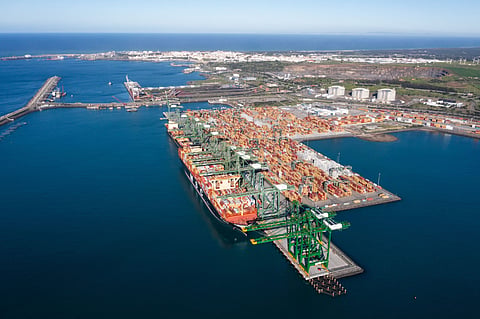 Navios petroleiros não estão a conseguir atracar em Sines devido ao mau tempo, atrasando descarga de produtos energéticos.