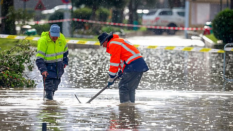 Rio Sado voltou a galgar as margens e inundou a Avenida dos Aviadores, em Alcácer do Sal