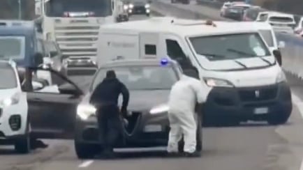 Assalto à mão armada a carrinha de valores blindada em plena autoestrada no sul de Itália (veja as imagens)