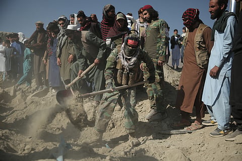 Forças militares inspecionam o resultado dos ataques paquistaneses na província de Nangarhar, Afeganistão.