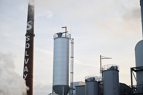 Lucro do grupo químico Solvay desce 31,2% em 2025 para 297 milhões