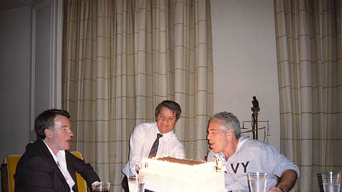 Peter Mandelson (à esquerda) com Jeffrey Epstein (à direita) numa foto divulgada pelo Departamento de Justiça dos EUA.