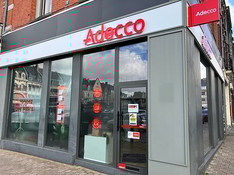 Lucros da suíça Adecco caem 3% em 2025 para 295 milhões