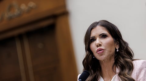 Kristi Noem perante comissão no Congresso.