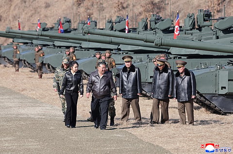 Líder norte-coreano e a filha assistem a exercício militar com equipamentos antimísseis