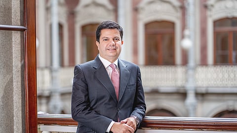 Ao longo da entrevista, no Palácio da Bolsa, critica o centralismo de Lisboa, alerta para a falta de visibilidade política e mediática do Norte.