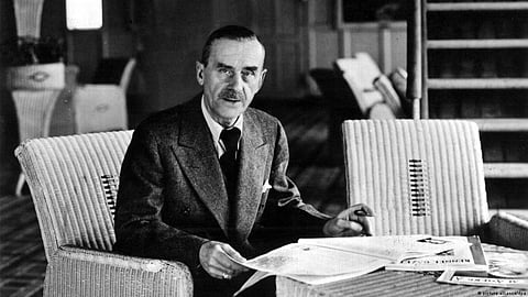 O escritor Thomas Mann em 1936, momento em que se dá ascensão do nazismo e a proibição de vários livros.