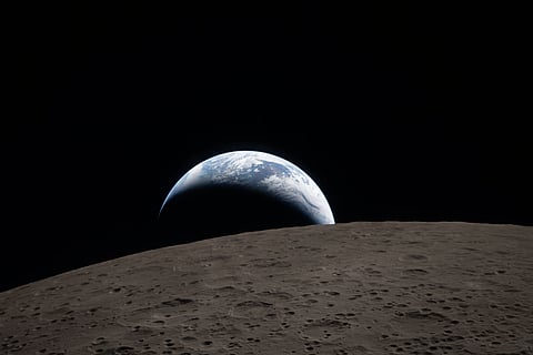 "É uma paisagem de uma violência geológica que as fotografias não conseguem transmitir", disse Christina Koch sobre o Lado Oculto da Lua, aqui fotografado com a Terra em fundo.