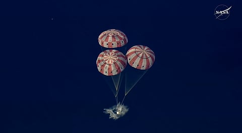 O momento do "splashdown" no Pacífico.