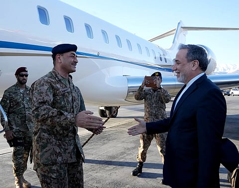 O chefe da diplomacia iraniana Abbas Araghchi recebeu em Teerão o marechal paquistanês Asim Munir.