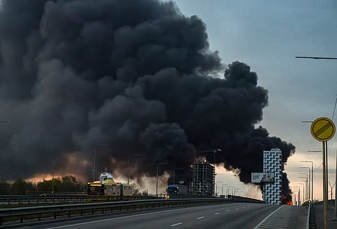 Fumo sobe sobre Kiev após um ataque de mísseis russos.