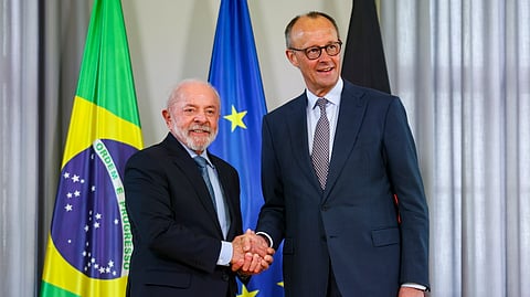 O chanceler alemão Friedrich Merz (à direita) e o presidente brasileiro Luiz Inácio Lula da Silva (à esquerda) no Palácio de Herrenhausen, em Hanover
