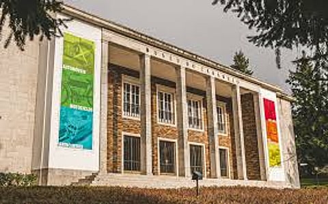 O Museu do Caramulo fica na vila com o mesmo nome, no distrito de Viseu.