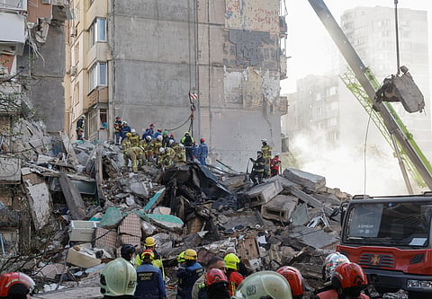 Equipas de resgate trabalham no local do ataque russo a um edifício residencial de nove andares em Kiev.
