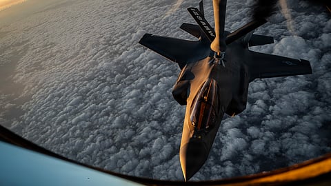 Um F-35 em reabastecimento aéreo durante a Operação Fúria Épica, no início de abril.