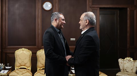 O ministro e mediador paquistanês Naqvi (à esq.) foi recebido pelo presidente iraniano Pezeshkian.