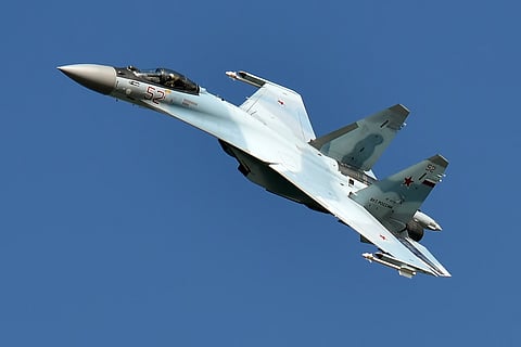Caças russos fazem manobras "perigosas" perto de avião da RAF e Reino Unido denuncia "comportamento inaceitável"